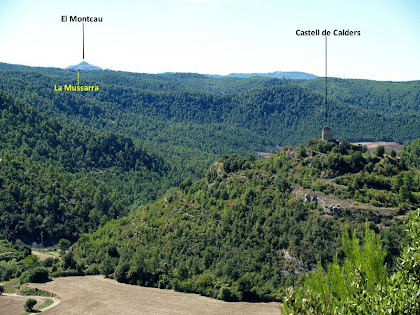 Vista panoràmica del Castell de Calders, la masia de la Mussarra i al fons de tot el Montcau Vista panoràmica del Castell de Calders, la masia de la Mussarra i al fons de tot el Montcau