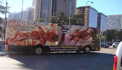 Autobús con imágenes de abortos