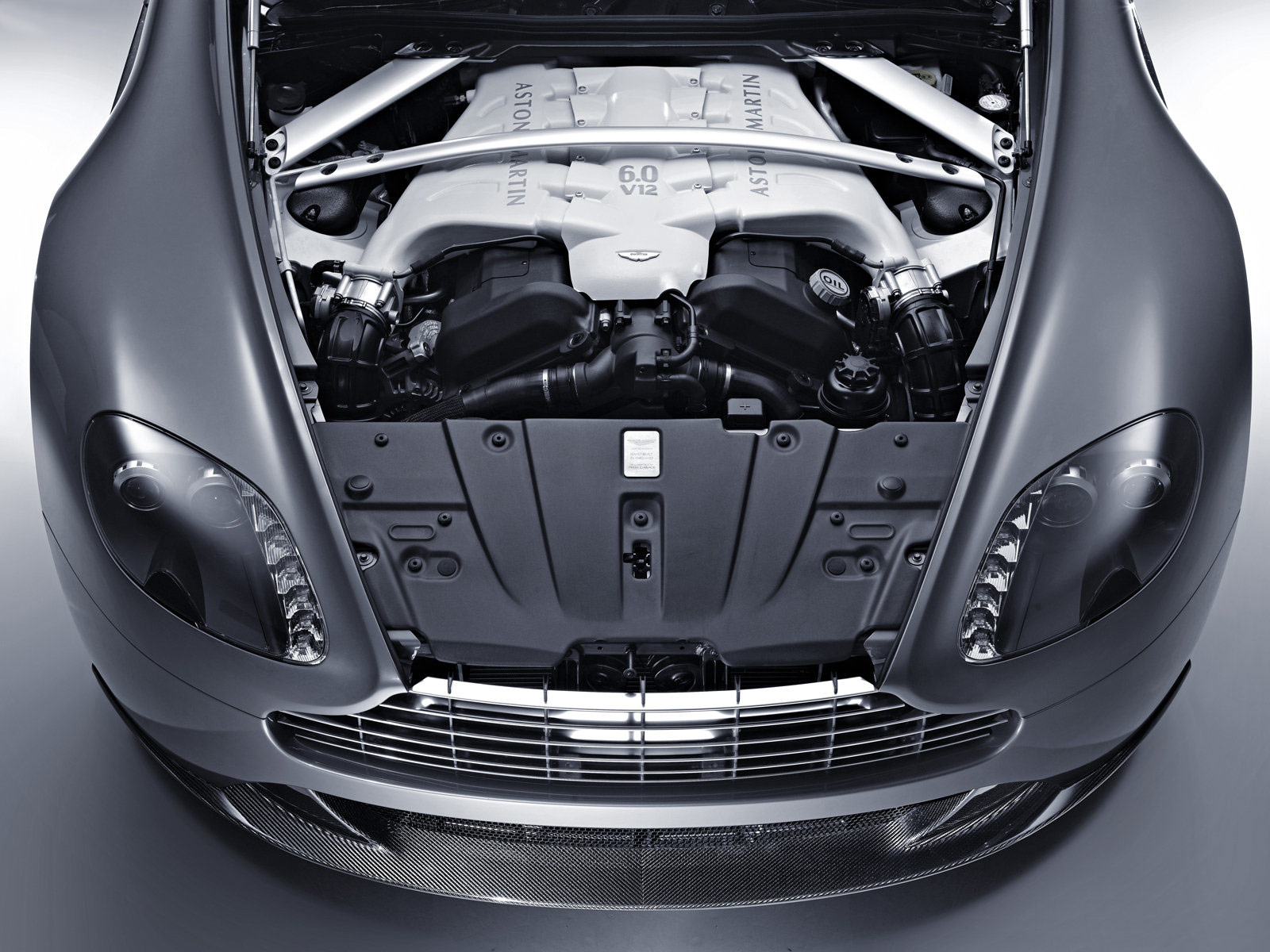 http://4.bp.blogspot.com/-HWxW2nSvaXw/Tr3Y_8U4UhI/AAAAAAAAD44/m9phXQ-8i_Y/s1600/2010-ASTON-MARTIN-V12-Vantage-car-desktop-wallpaper_7.jpg