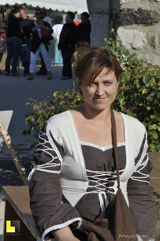 jolie comédienne de la compagnie ternand médiéval photo pascal blachier