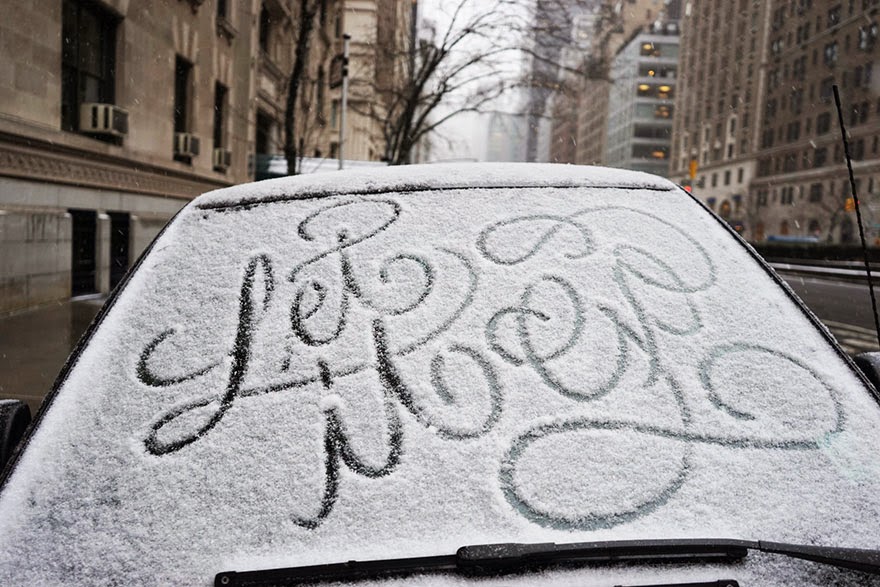 Mysterious Street Artist Leaves Beautiful Typographic Messages On Snow-Covered Cars Mysterious Street Artist Leaves Beautiful Typographic Messages On Snow-Covered Cars