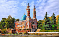 5 Masjid yang Menakjubkan Di Rusia Rusia telah meraih kesuksesan dalam mengembangkan angkatan laut mereka. Kesuksesan ini menjadi tantangan bagi dominasi angkatan laut Amerika Serikat (AS) yang sedang mencoba beradaptasi pada perubahan situasi keamanan. Kepala Operasi Angkatan Laut AS Admiral John Richardson mengatakan, “Untuk pertama kali dalam 25 tahun, AS menghadapi kembali berkompetisi dengan kekuatan besar. Rusia dan Cina telah mengembangkan kapabilitas militer yang dapat menjadi kekuatan global,” kata John Richardson dalam sebuah laporan yang berjudul “A Design for Maintaining Maritime Superiority”. Berikut adalah 5 Masjid yang Menakjubkan Di Rusia 1. Masjid Mukhtarov Masjid Mukhtarov dikenal juga dengan nama masjid Sunni. Masjid ini terlihat sangat indah bukan? Bentuknya mirip dengan istana-istana yang ada di Eropa. Dua menara di samping masjid menunjukkan kekokohan masjid Mukhtarov. Warna jingga yang ada di dinding luar masjid ini terasa sangat hangat. Yang membuat masjid Mukhtarov makin cantik adalah letaknya yang ada di samping sungai Terek di Vladikavkaz, Rusia. Dengan keindahan bangunannya, masjid ini telah dijadikan sebagai salah satu bangunan yang dilindungi sejak tahun 1934. Masjid Mukhtarov sempat mengalami kerusakan hebat di tahun 1996 akibat sebuah ledakan. 2. Masjid Akhmad Kadyrov Masjid Akhmad Kadyrov adalah salah satu masjid terbesar di Rusia. Bangunannya sangat megah, dengan empat menara tinggi di tiap sisi masjid. Dengan taman hijau yang ada di sekitarnya, juga air mancur di bagian depan, masjid Akhmad Kadyrov makin memperlihatkan sisi cantik yang menawan. Julukan yang diberikan untuk masjid Akhmad Kadyrov adalah The Heart of Chechnya. Nama masjid ini diambil dari nama orang yang merancangnya, Akhmad Kadyrov. Bentuk bangunan mengambil ciri khas masjid yang ada di Turki. Tinggi menara di tiap sisi masjid adalah 63 meter. Sangat indah bukan? 3. Masjid Qolsarif Masjid yang indah ini memiliki keunikan, bangunannya tampak seperti dua buah bangunan yang terpisah. Masjid yang cantik ini memiliki warna biru di bagian kubah yang mirip tenda. Warna biru juga ditemukan pada kubah bangunan yang mirip cupola/istana. Ada dua rancangan berbeda pada mesjid ini, yang membuatnya tampak unik. Usia masjid Qolsarif sangat tua, mulai dibangun pada abad ke-16. Pada tahun 1552, ada serangan di daerah Kazan yang membuat mesjid ini hancur. Kemudian bangunan diperbarui dan menjadi salah satu museum Islam di Rusia. Pada saat hari Raya, ribuan warga Muslim Rusia melakukan salat Ied di masjid ini.