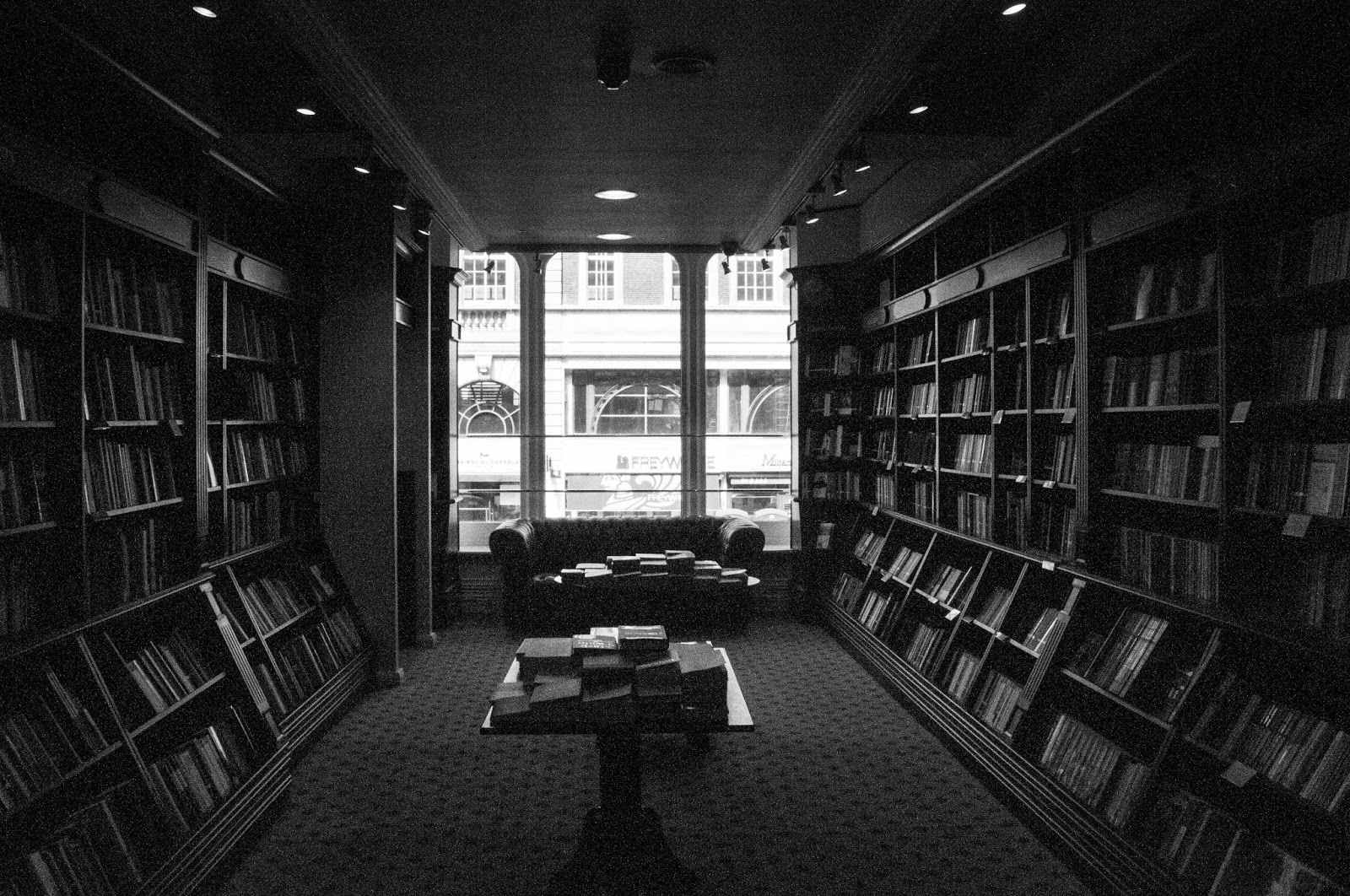 (R) La excepción. INterior+bookstore