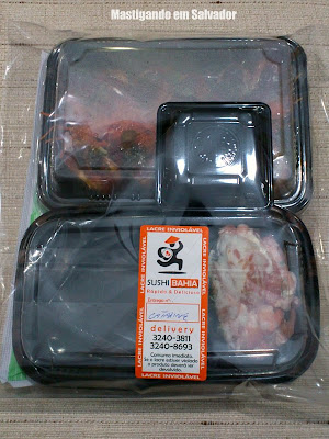 Sushi Bahia Delivery: Temaki Mix e Combo Especial Flambado embalados