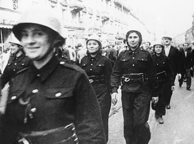 Polish women soldiers on way to meet the German invaders in September 1939
