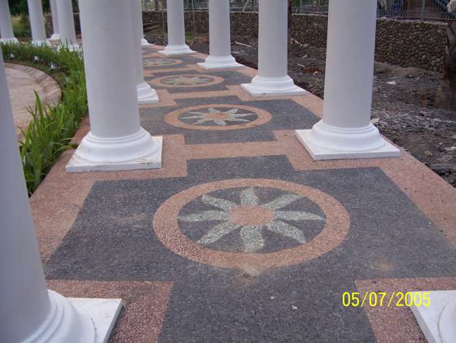 Rudy Dewanto: MELAPISI LANTAI DENGAN KORAL DIKAT