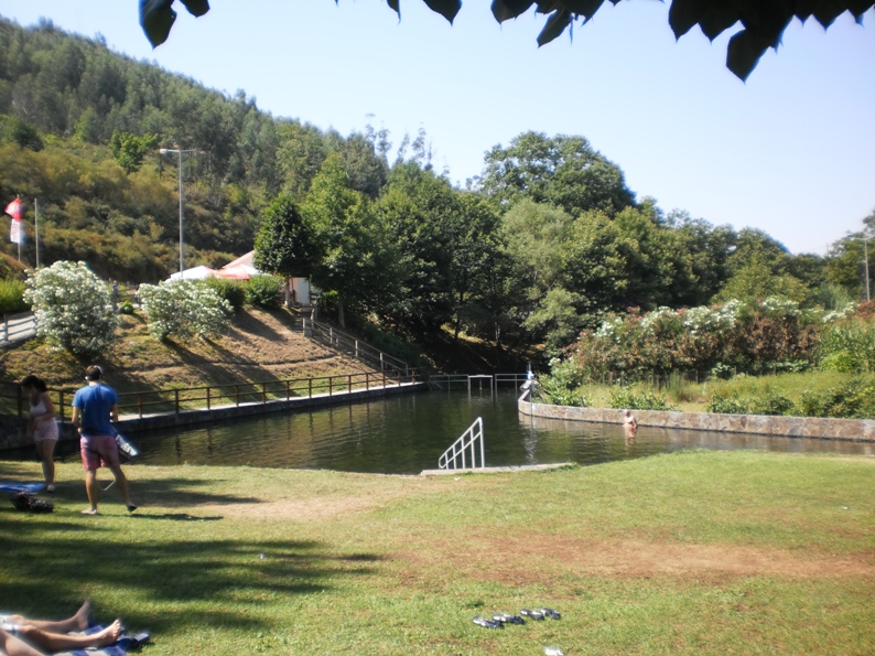 Relvado ao lado do açude