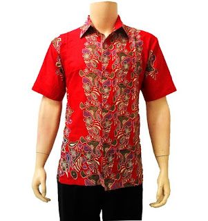 Baju batik pria lengan pendek terbuat dari bahan katun warna merah
