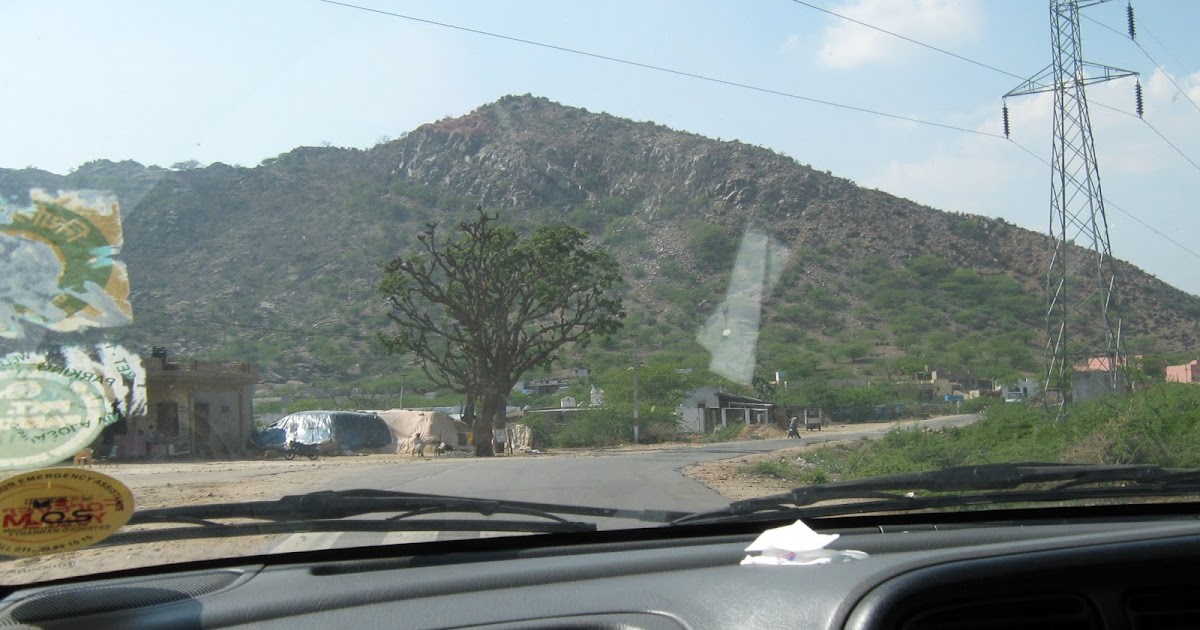 ...और पीछे कदमों के निशान हैं 