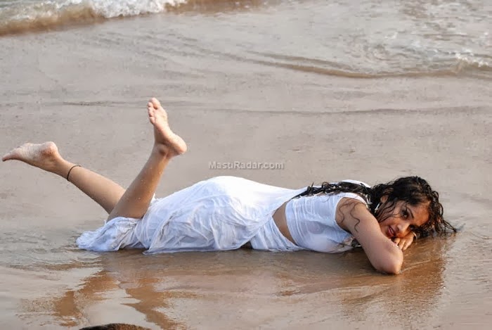 Madhavi+Latha+hot++beach+pics