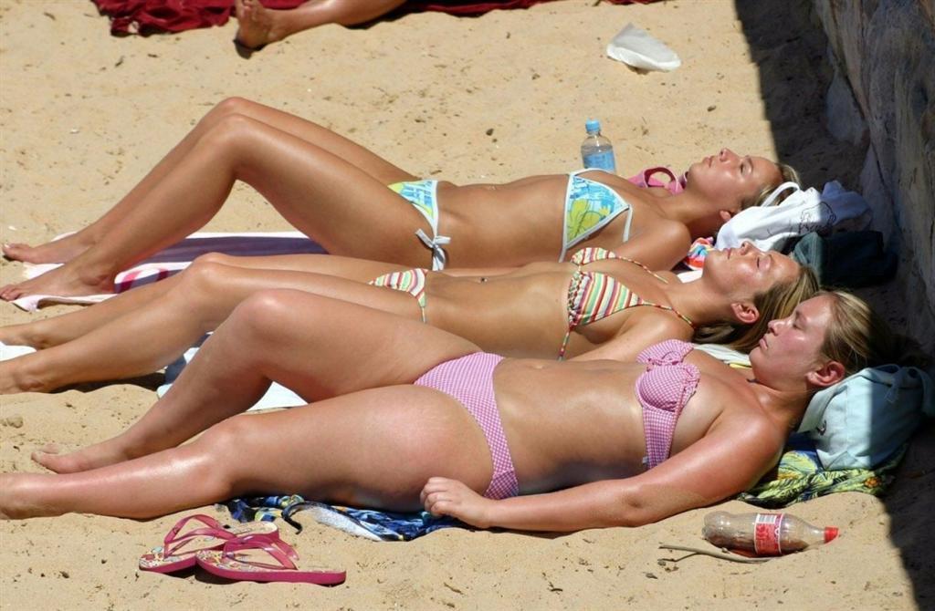 Киски симпатичных девчонок на нудиских пляжах