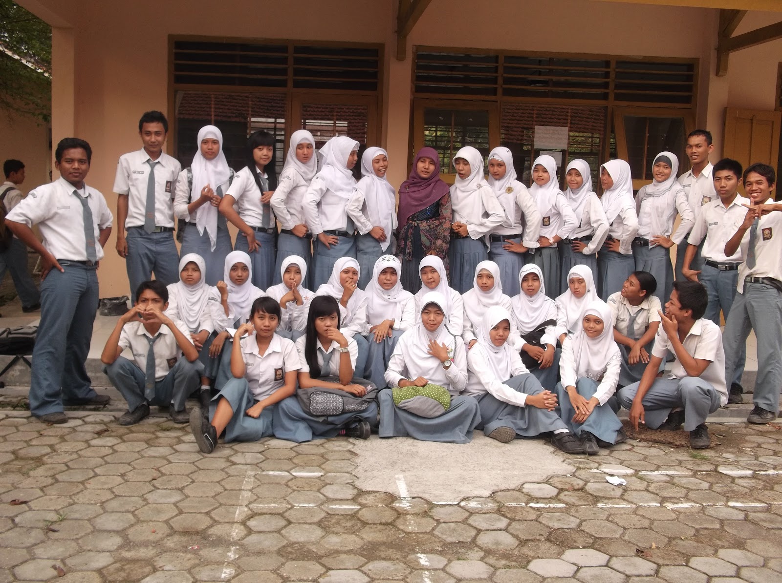 MASA MASA AKHIR PUTIH ABU ABU