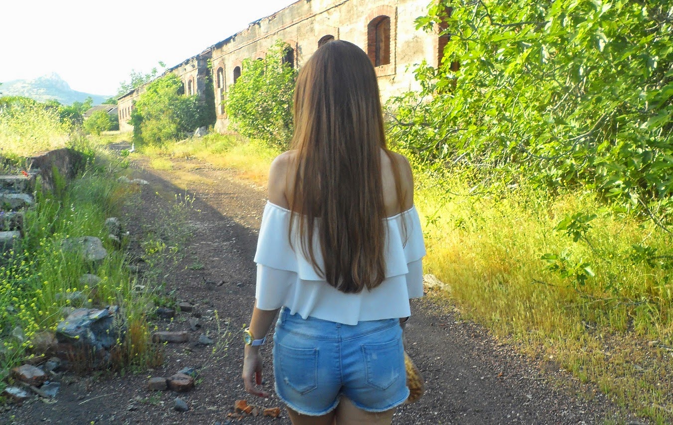 WHITE RUFFLED TOP WHITE RUFFLED TOP