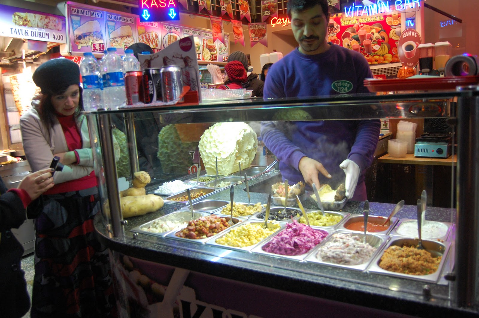 Kumpir wordt vers klaar gemaakt en met diverse ingrediënten gevuld