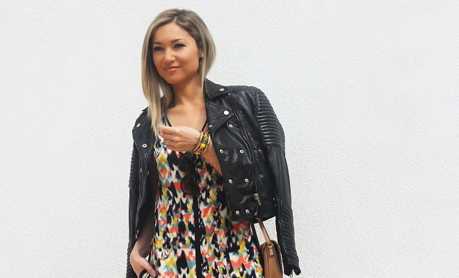 Na Primavera, um vestido é sempre uma escolha acertada, especialmente se for um vestido elegante, sem deixar de ser prático, como é o caso deste da nova colecção da Promod. Look do dia/Outfit. Padrões, estampados coloridos. Primavera/Verão 2015. Amarelo e laranja, camel, dourado. Sandálias peep toe suiteblanco. Carteira camel mango. Look chic. Dicas de Moda e Imagem. Style Statement. Blog de moda portugal, blogues de moda portugueses.