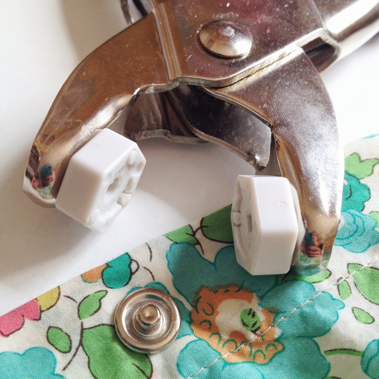 verykerryberry Tutorial Adding Snaps/Poppers using Prym Pliers