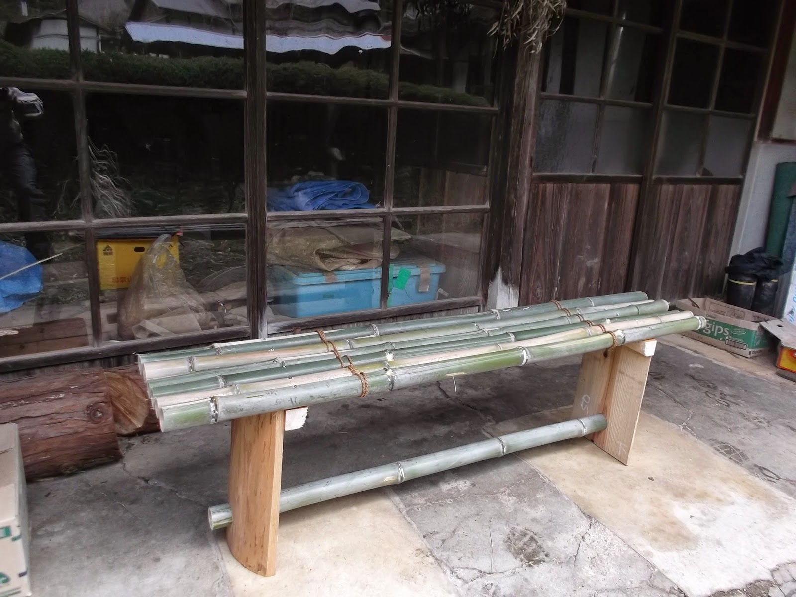 old farmer�s house 竹置場、斧の柄交換、竹ベンチ、解体現場から木をもらった