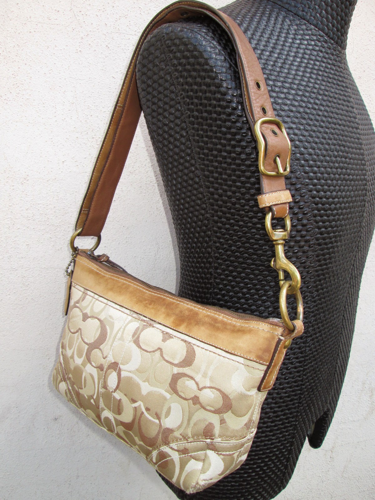 d0rayakEEbaG Authentic Coach Signature Shoulder Bag(SOLD)