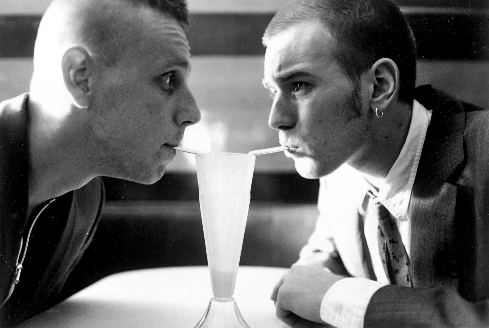 http://4.bp.blogspot.com/-Houc161dvfw/TnOyzA-DdZI/AAAAAAAAAJo/ILHD1roOcys/s1600/Boyle_trainspotting+02.jpg