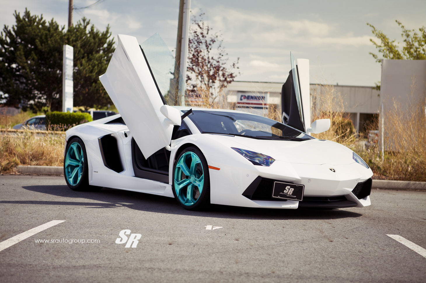 White Aventador Fitted With Turquoise Wheels
