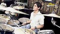 5 Drummer Terbaik Indonesia Banyak sekali drummer hebat di Indonesia, dengan skill dan talenta luar biasa. Namun dari sekian banyak drumer hebat, siapa yang pantas disebut sebagai drummer terbaik? Terbaik dalam persfektif saya adalah tidak hanya soal skill dan kualitas teknis. Tapi juga merujuk pada konsistensi, pengaruhdan dapat menjadi inspirasi banyak orang. Dari sekian banyak drummer hebat di Indonesia, ada 5 drummer yang pantas disebut yang terbaik. 1. Setyo Nugroho. Setyo Nugroho, atau lebih sering disebut dengan nama Tyo Nugros, mulai dikenal setelah menjadi drummer dari grup band Dewa, namun pada tahun 2008 tyo hengkang dari grup band yang sudah membesarkan namanya tersebut. Tyo pernah belajar drum secara formal di Sekolah Musik Farabi ketika SMP, disan ia pernah diajar oleh Keenan Nasution dan Gilang Ramadhan. Tyo kuliah di Percussion Institute of Technology dan Musicians Institute Hollywood, Amerika Serikat. Sewaktu kuliah itulah ia bertemu dengan banyak drummer kenamaan dan sekaligus belajar dari mereka. Salah satunya adalah Matt Laug, ia turut andil dalam membentuk karakter pukulan drum Tyo. 2. Gerry Herb. Gerry Herb adalah salah satu drummer ternama di Indonesia, tapi mungkin ia lebih dikenal di kalangan musisi. Gerry pernah menjadi drummer dari band ALV yang digawangi juga oleh Nugie. Permainan drum dan cara memegang stick drum Gerry cukup khas. Ia juga dipercaya oleh Yovie Widyanto untuk menjadi additional drummer [ada setiap pertunjukannya. 3. Rajasa Ikmal Tobing (Ikmal Tobing). Ikmal Tobing adalah anak dari Jelly Tobing, yang juga merupakan salah satu pemain drumm terbaik Indonesia. Rambut mowhak dan gaya yang enerjik saat bermain drum menjadi ciri khas dari ikmal. Ikmal merupakan drummer muda yang saat ini sedang dikagumi masyarakat Indonesia. Jadi tidak salah jika ia menjadi salahsatu drummer terbaik Indonesia.
