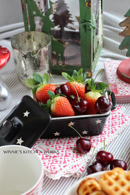 Oven casserole with lid black stars HK$148 (before discount) Greengate