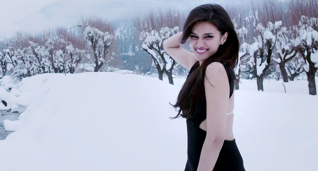 kriti sanon backless wallpapers