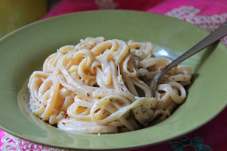 White Sauce Pasta Recipe / Spaghetti in White Sauce Recipe Recipe