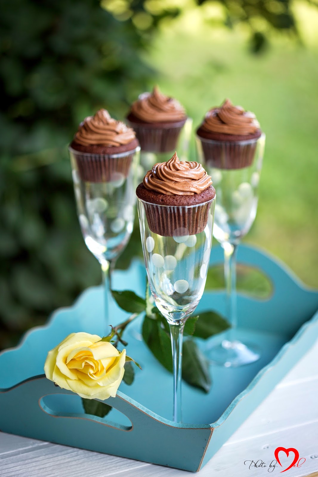 Cafe Chocolada: Chocolate Cupcakes with Chocolate Cream