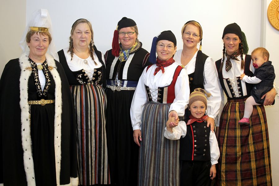 FolkCostume&Embroidery Þjóðbúningurinn, National costumes of Iceland