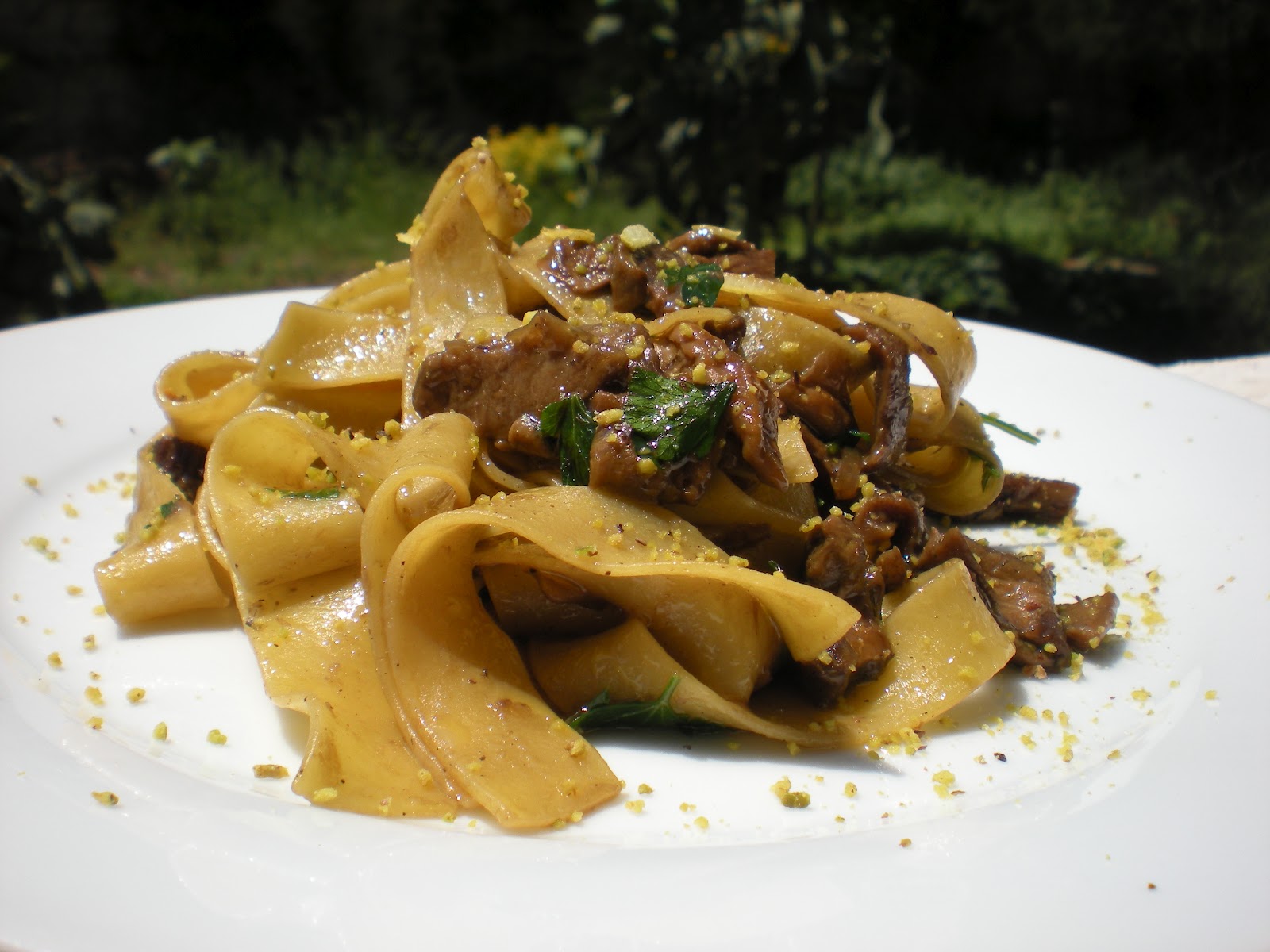 Fettuccine ai funghi porcini con pistacchi e scorza di limone Profumo di Sicilia