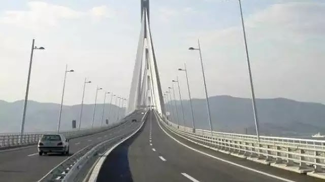 Μοτοσυκλετιστής πέρασε τη γέφυρα Ρίου-Αντιρρίου με 300 χλμ/ώρα! βίντεο Μοτοσυκλετιστής πέρασε τη γέφυρα Ρίου-Αντιρρίου με 300 χλμ/ώρα! βίντεο