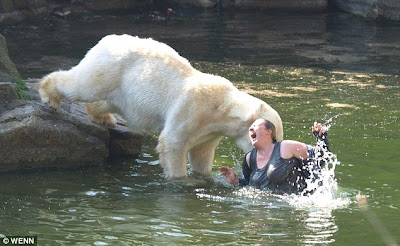 Polar bear attacking a woman at Berlin Zoo. www.uwillcgossip.com