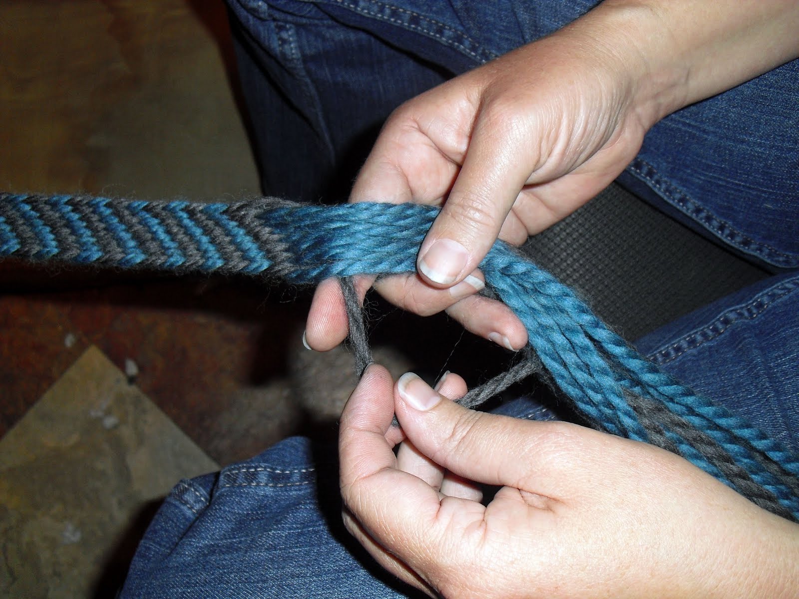 Tangible Daydreams Tutorial Finger Weaving, Beginner's Diagonal Weave