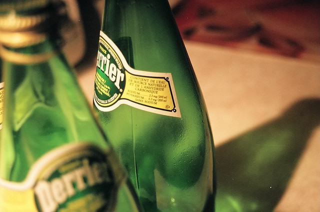 Upcycling: garrafas de Perrier viram copos de vidro