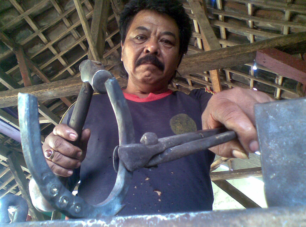 pastinyus.blogspot.com: Pengrajin Tapal Kuda, Bertahan Meski Tergerus Jaman