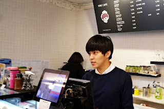 hot handsome guy at Samcheongdong Wiki Cafe hot handsome guy at Samcheongdong Wiki Cafe | www.meheartseoul.blogspot.sg