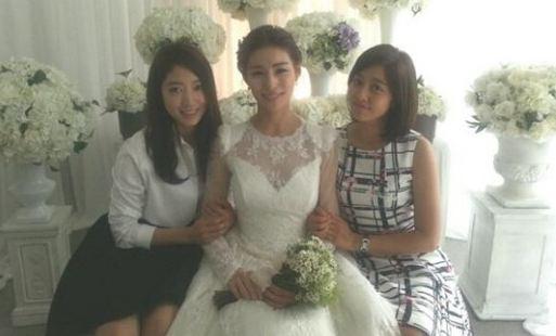 130825 Park Shin Hye and Park Se Young Pose with Bride Kim Jung Hwa