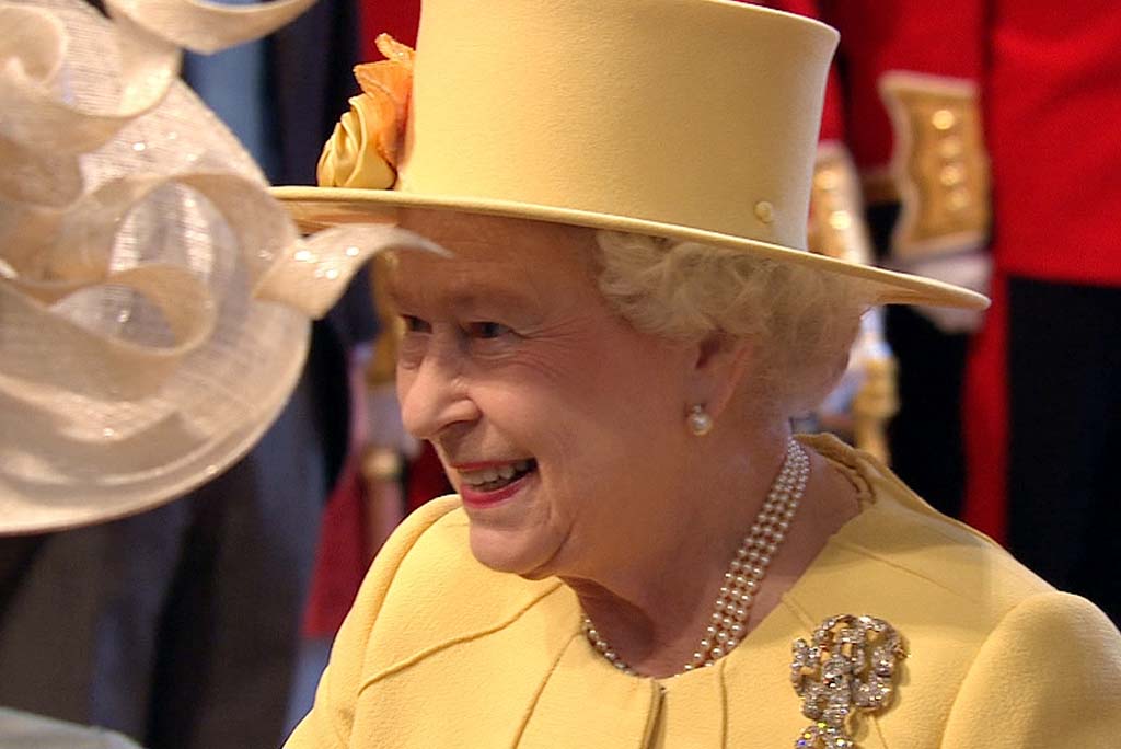 Queen Elizabeth Ii Wore Triple Strand Pearl Necklace Earrings Queen Elizabeth Ii Wore Triple Strand Pearl Necklace Earrings And Diamond Knot Brooch