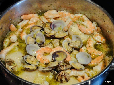 Merluza En Salsa Verde Con Langostinos Y Almejas