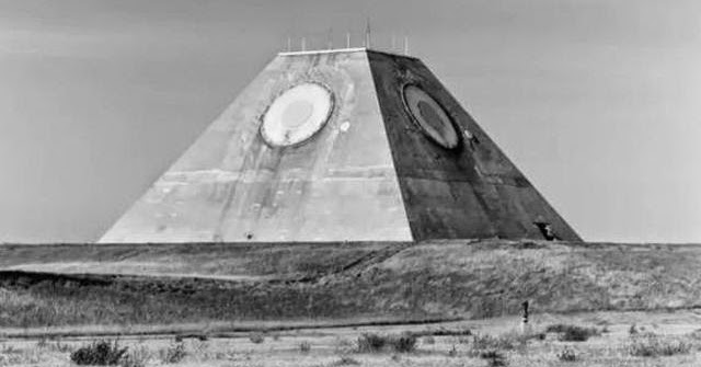 Ryugyong hotel korea north ghost comparison interior enormous bizarre symbol wikipedia pyramids idesignarch flickr tripfreakz kernbeisser sources location map Why Did the U.S. Build an Uncapped Pyramid With 'All Seeing Eye' in the