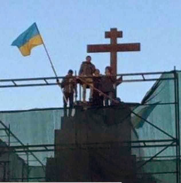 Cruzeiro foi montado no pedestal da demolida estátua de Lenine em Kharkiv.