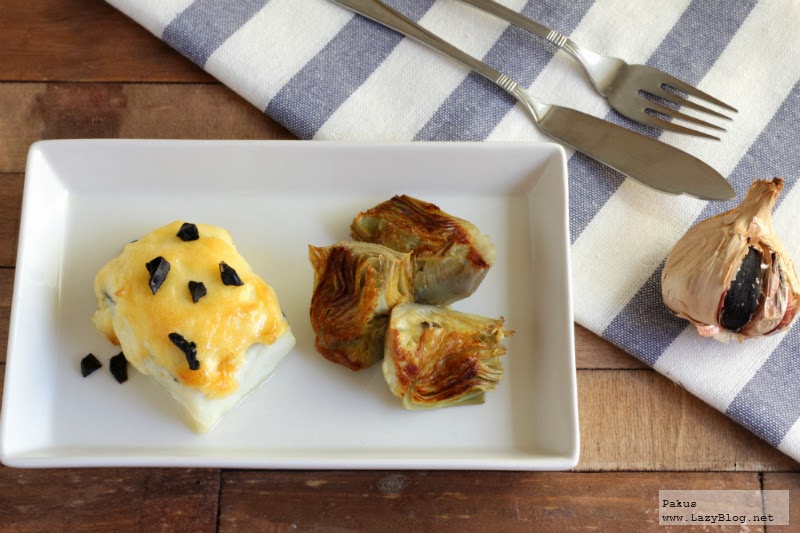 Bacalao con muselina gratinada, ajo negro y alcachofas