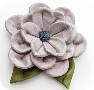 Are paper flowers your favourite thing to make? Craft up a storm with this Paper Flowers Directory & a fabulous guide to how the same flower looks made with different materials. Check out the post to see the full range of DIY flower tutorials & get making #crafts #paperflowers #paperflowers #easydiy #crafterscompanion #tutorials #hhmuk