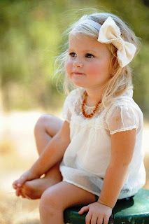 Foto bayi cantik lucu sedang melamun Foto bayi cantik lucu sedang melamun