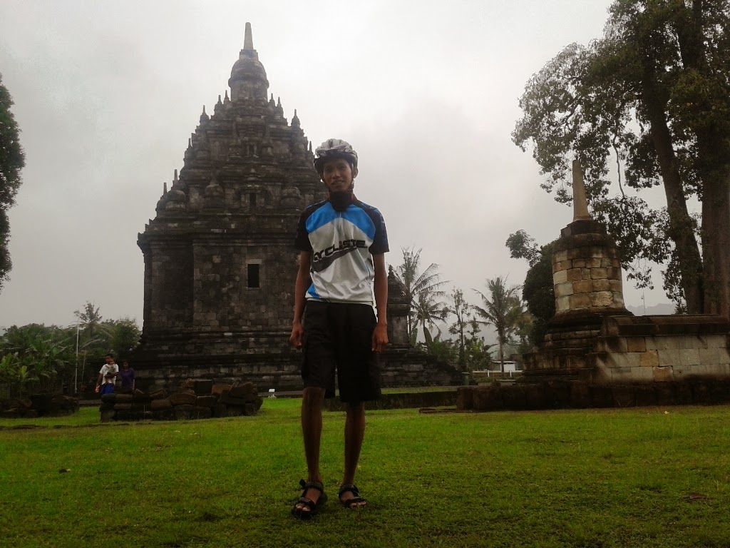 Berpose disamping candi Sojiwan Berpose disamping candi Sojiwan