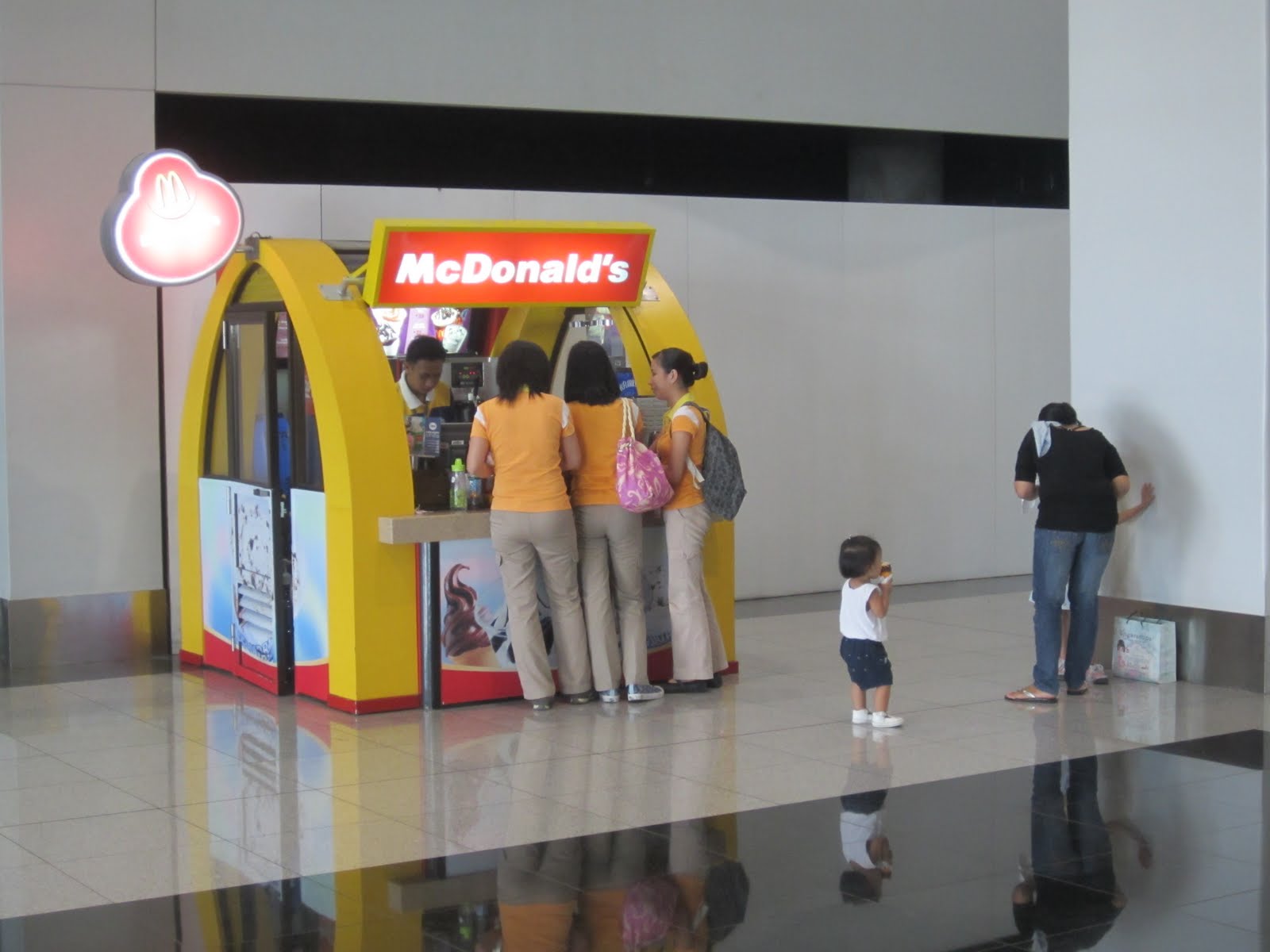 World's smallest McDonald's... r/pics