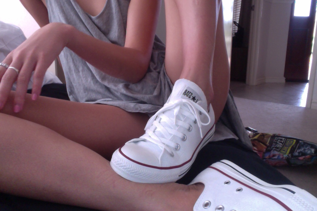 Голая девушка в белых кроссовках