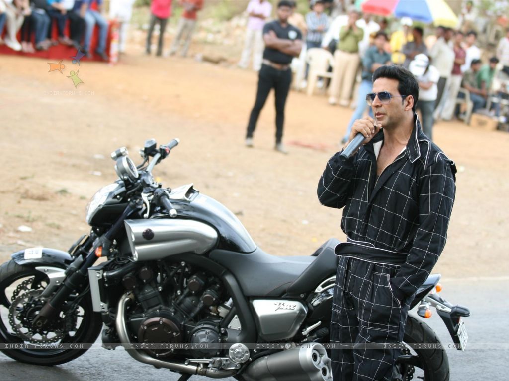 K-STAR ( THE BLACK STUDE ): Akshay Kumar the Real Stuntman