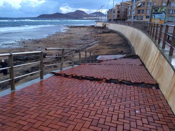 Oleaje provoca destrozos en Las Canteras Oleaje provoca destrozos en Las Canteras